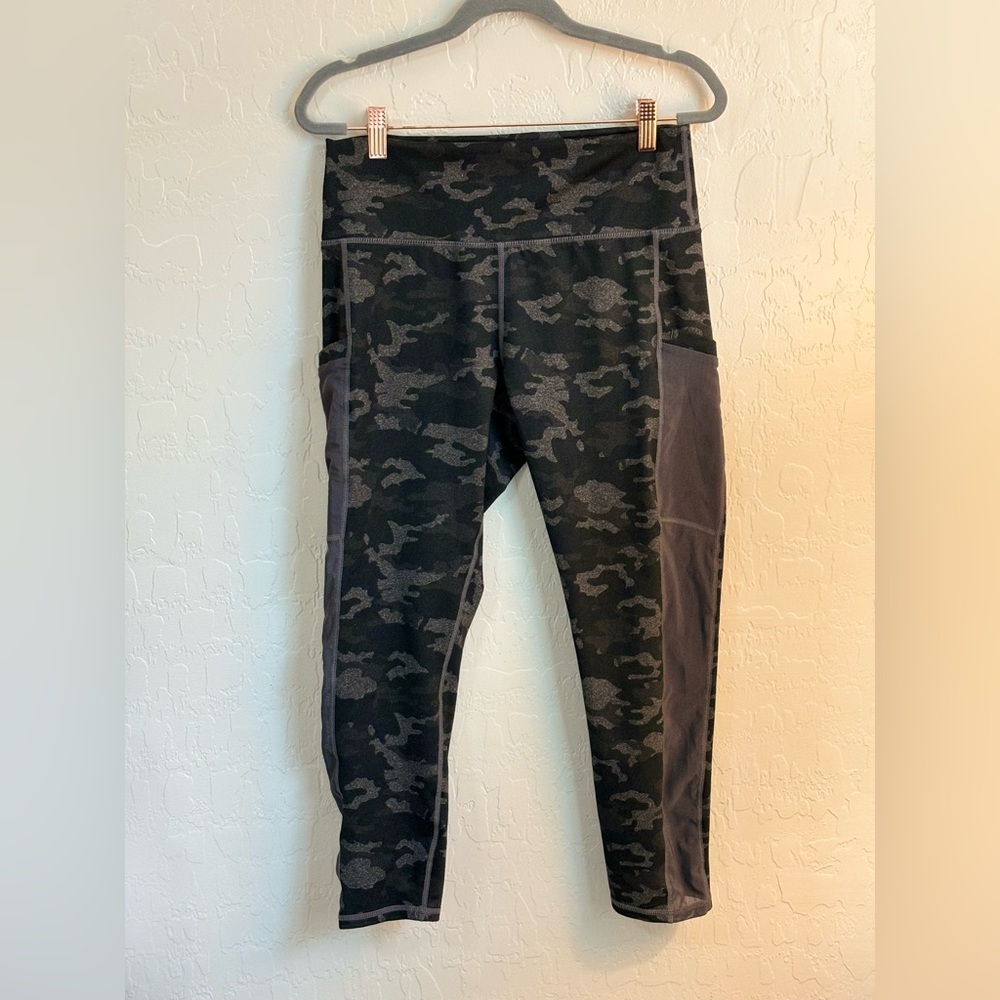 Fabletics Camo 3/4 Cropped Leggings